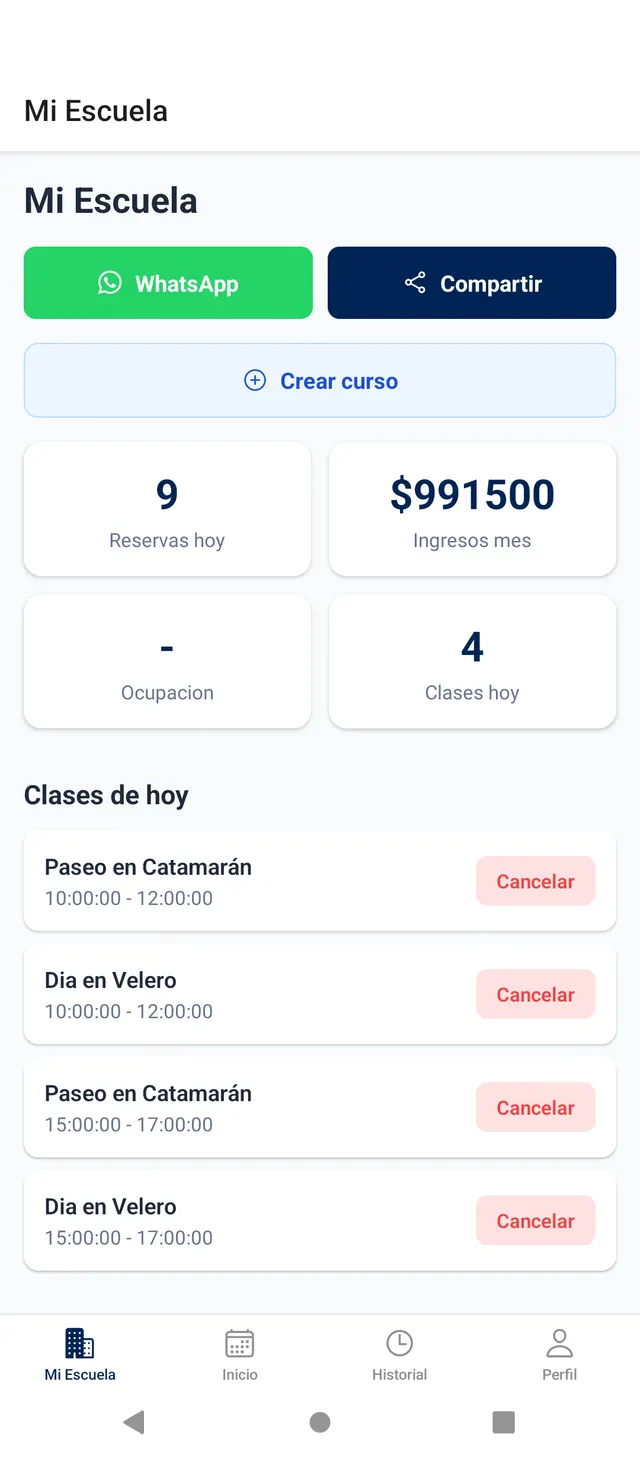 Pantalla del dueño: ingresos del mes, reservas y clases del día, con accesos a WhatsApp y crear curso